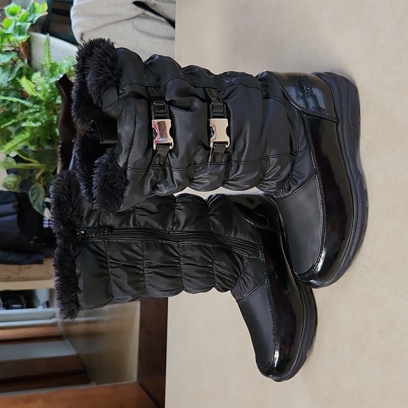 New Girls Totes Waterproof 2 Buckle Style Winter Boots Faux Fur Size 1 - Picture 2 of 12